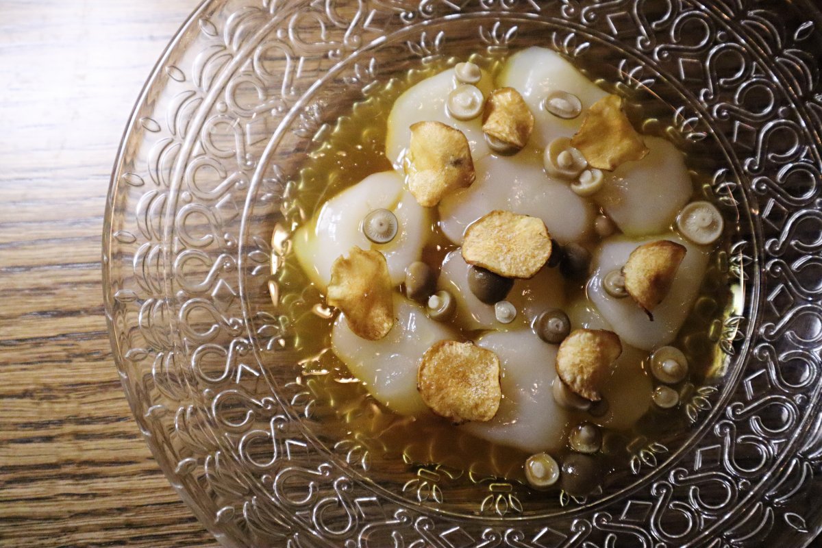 Lapinou's scallops with truffle ponzu, beech mushroom, sunchoke